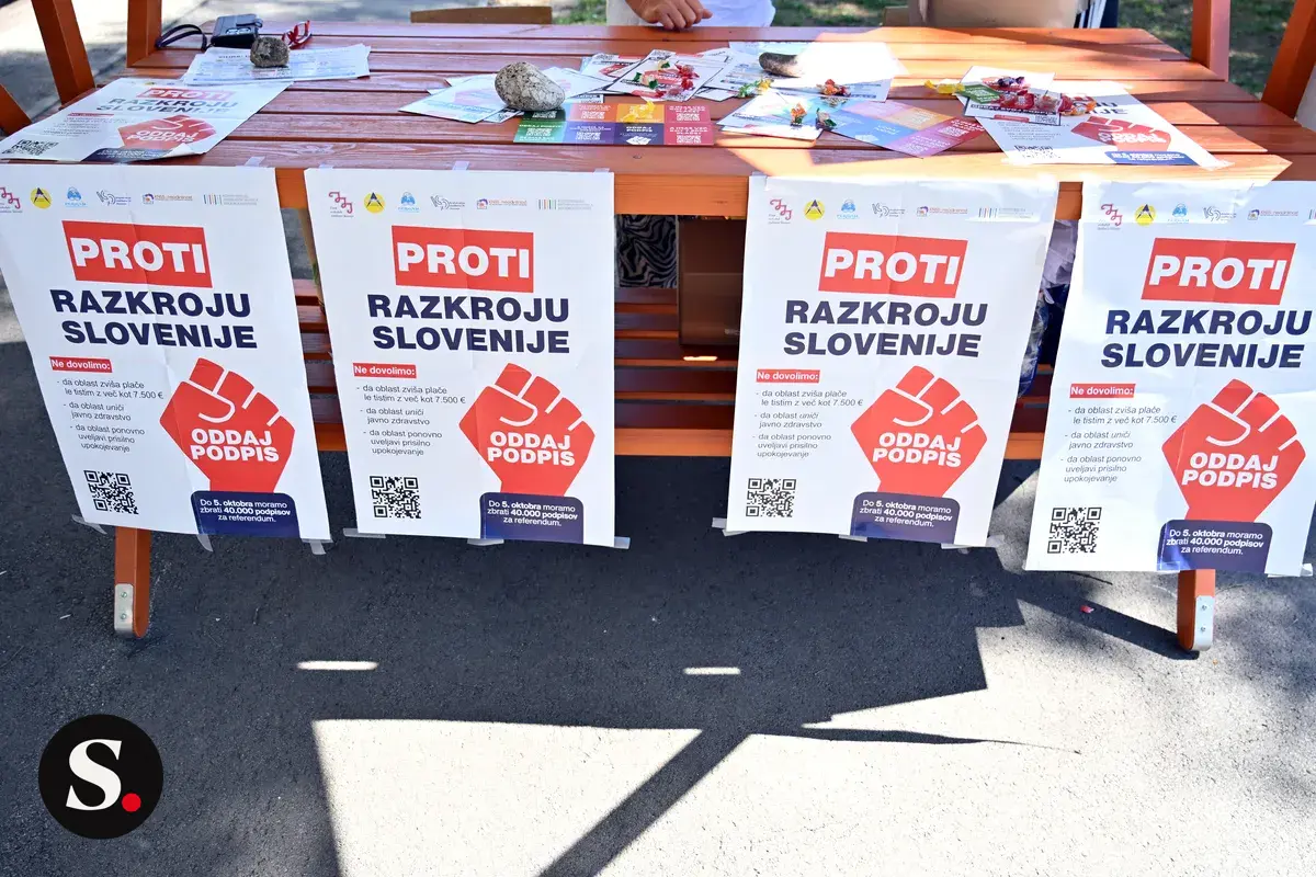 Sindikati na novinarski konferenci ob oddaji podpisov za referendum.