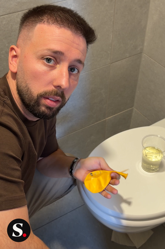 Repić pripravlja balonček z urinom pred obiskom Inštituta za sodno medicino.